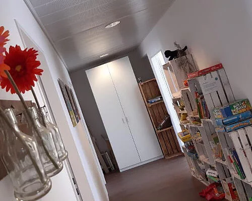 dekorierter Flur mit einem Schrank