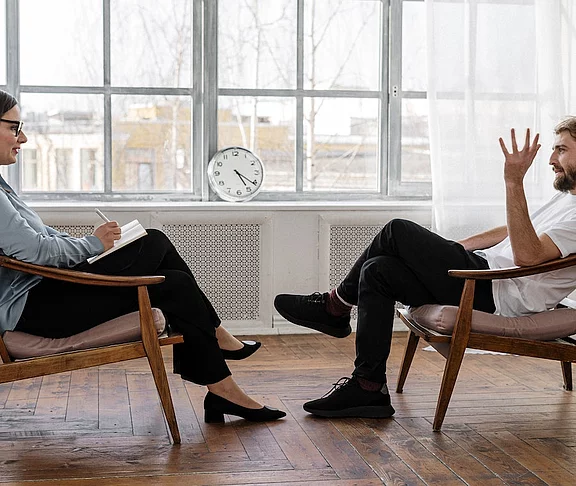 zwei sich unterhaltende Personen