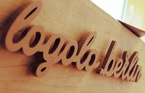 Logolo Logo aus Holz
