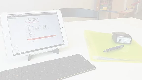 Ein Tablet und eine Tastatur liegen auf einem Schreibtisch.