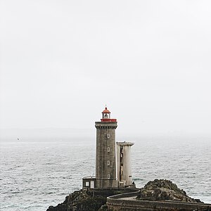 Ein Leuchtturm an der Felsenküste