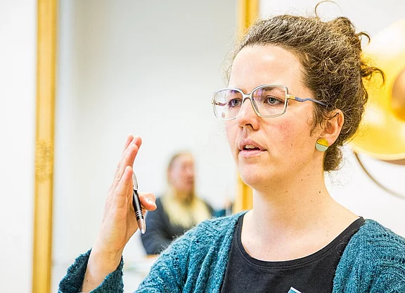 eine Logopädin die unterrichtet