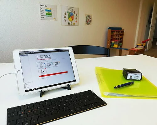 Tablet und Tastatur auf einem Schreibtisch