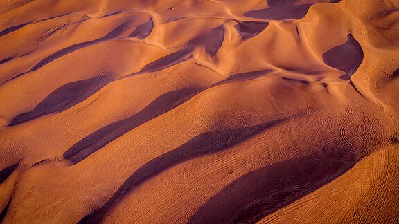 Eine Wüste mit rötlichem Sand