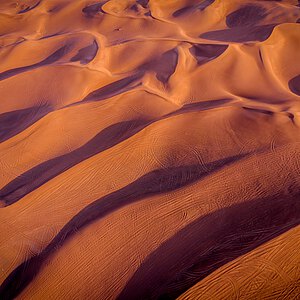 Eine Wüste mit rötlichem Sand